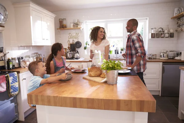 Familie door keukentafel — Stockfoto