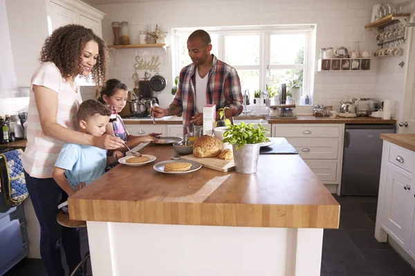 Familie door keukentafel — Stockfoto