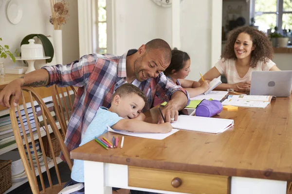 Padres sentados con niños en la mesa —  Fotos de Stock