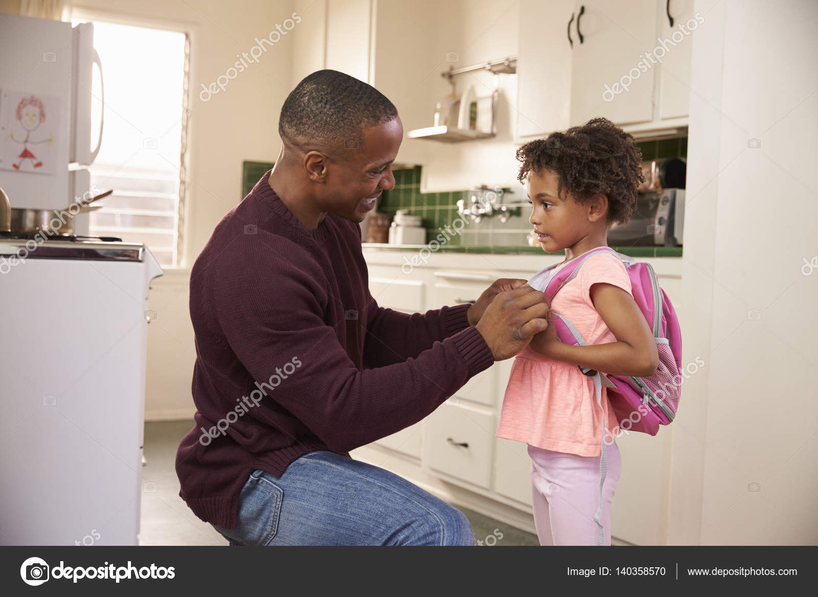 Папа на работе фото. Дети занимаются. Папа занят. Папа делает домашнюю работу. Воспитание ребенка.