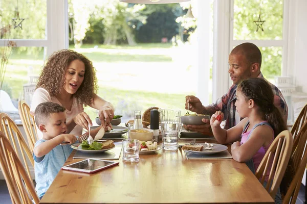 Familia en la mesa en la cocina — Foto de Stock