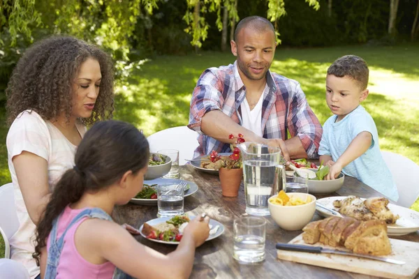 Οικογένεια τρώει σε εξωτερικούς χώρους στον κήπο — Φωτογραφία Αρχείου