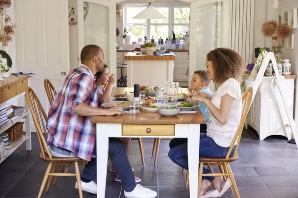 Familie aan tafel op keuken — Stockfoto