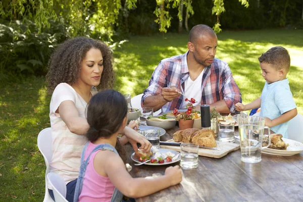 Familie eten buiten in de tuin — Stockfoto