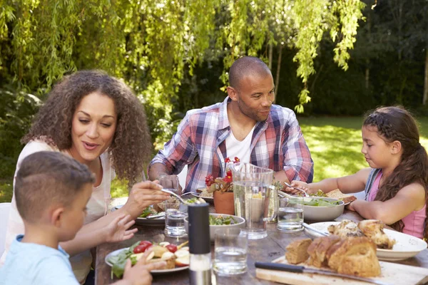 Familie eten buiten in de tuin — Stockfoto