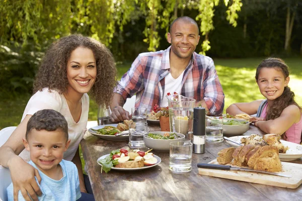 Famiglia mangiare all'aperto in giardino — Foto Stock