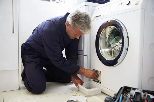 Plumber Fixing Washing Machine — Stock Photo, Image