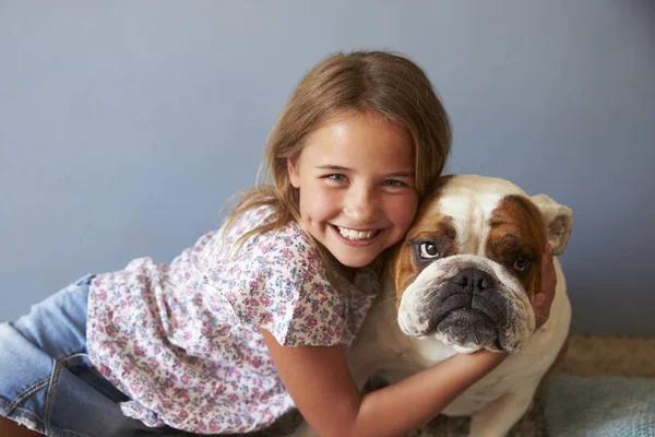 Flicka med brittiska Bulldog — Stockfoto