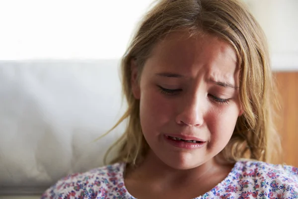 Αναστατωμένος κορίτσι στο σπίτι — Φωτογραφία Αρχείου