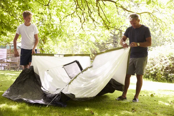 父と息子のテントを設置 — ストック写真