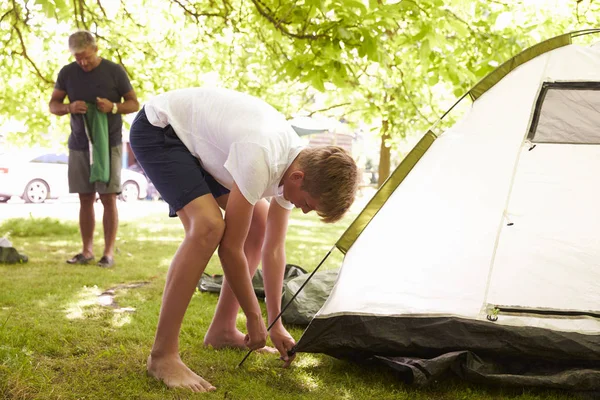 Father And  Son Putting Up Tent — Stock Photo, Image