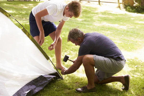 Vater und Sohn bauen Zelt auf — Stockfoto