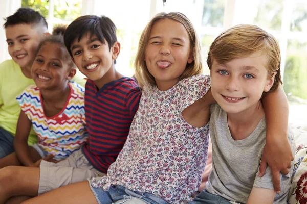 Gruppo di bambini multiculturali sul sedile della finestra insieme — Foto Stock