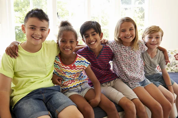 Gruppo di bambini multiculturali sul sedile della finestra insieme — Foto Stock