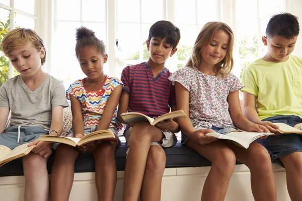 Dzieci, czytanie na miejsce przy oknie — Zdjęcie stockowe