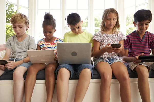 Crianças usando aparelhos eletrônicos — Fotografia de Stock
