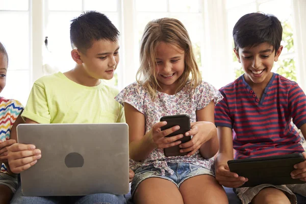 Children using electronic gadgets — Stock Photo, Image