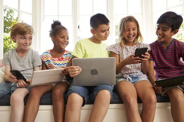 Kinder benutzen elektronische Geräte — Stockfoto