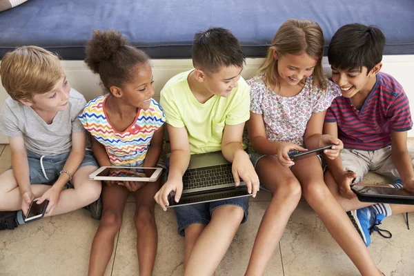 Barn som använder elektroniska prylar — Stockfoto
