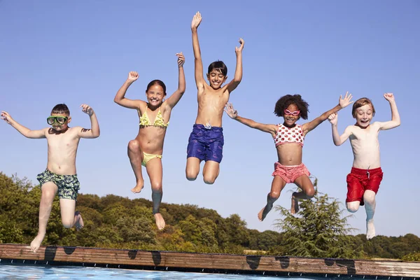 Dzieci, skoki do basenu — Zdjęcie stockowe