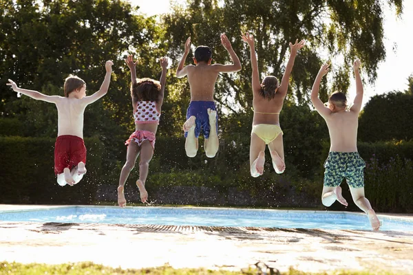 Barn hoppa i poolen — Stockfoto