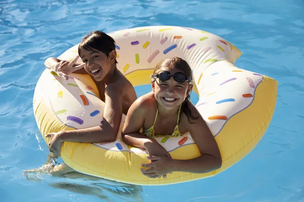 Crianças se divertindo na piscina ao ar livre — Fotografia de Stock