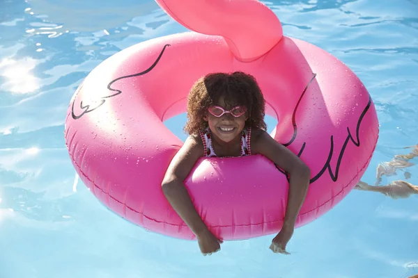 Ragazza avendo divertimento con in piscina — Foto Stock