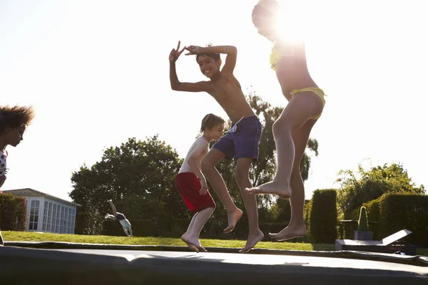 Los niños se divierten en trampolín —  Fotos de Stock