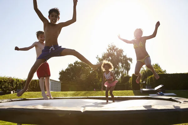 Děti baví na trampolíně — Stock fotografie