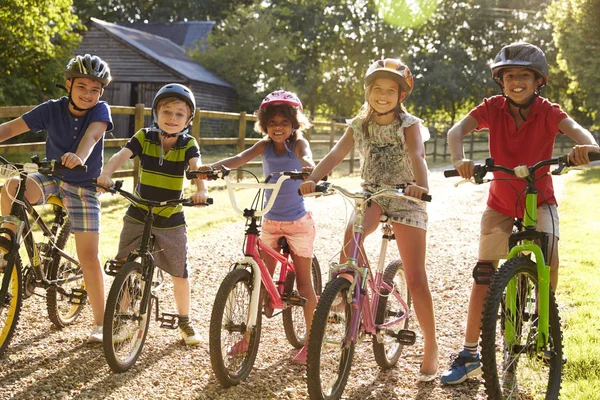 Crianças em ciclos passeio juntos — Fotografia de Stock