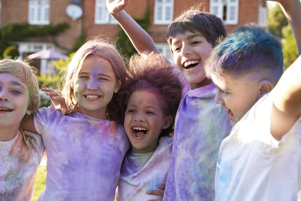 Niños celebrando el Festival Holi —  Fotos de Stock