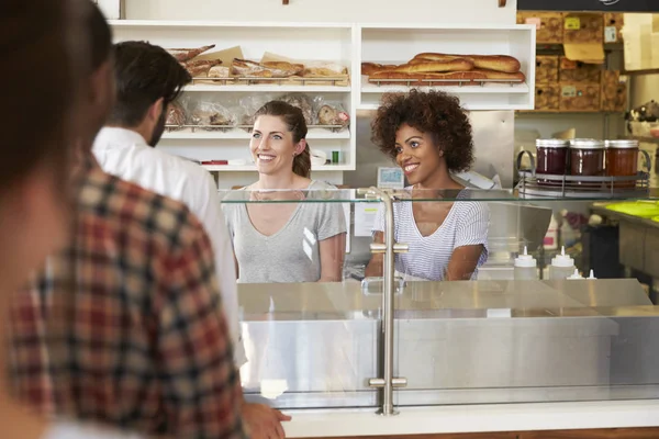 Coda di clienti al sandwich bar — Foto Stock