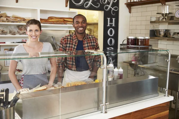 Paar steht und arbeitet an der Sandwich Bar — Stockfoto