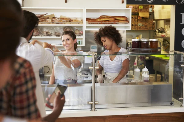 Schlange der Kunden an der Sandwich Bar — Stockfoto