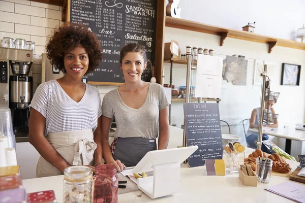 Zwei Frauen stehen hinter Theke — Stockfoto