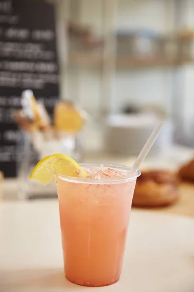 Glas Limonade auf dem Tresen — Stockfoto