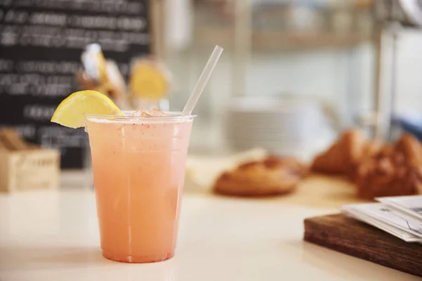 Bicchiere di limonata sul bancone — Foto Stock