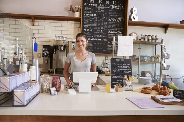 Frau steht hinter Theke — Stockfoto