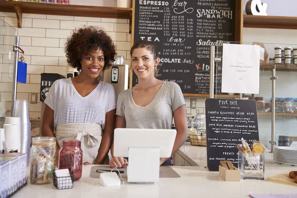 Deux femmes debout derrière le comptoir — Photo