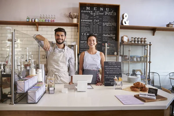 Coppia pronta a servire i clienti — Foto Stock