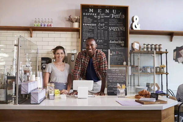 Couple prêt à servir les clients — Photo