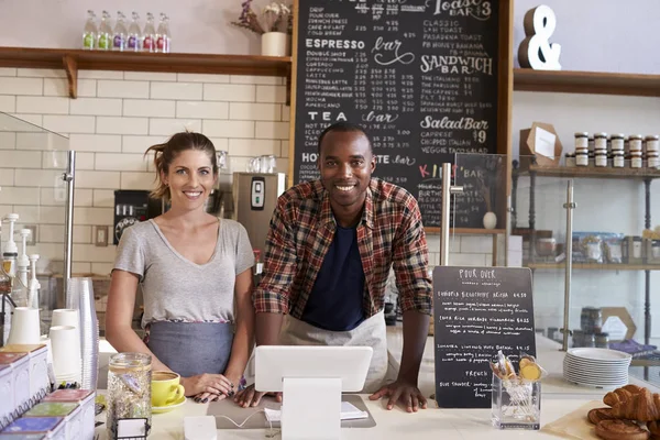 Pareja lista para servir a los clientes — Foto de Stock