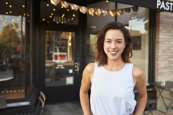 Jeune femme debout devant le café — Photo