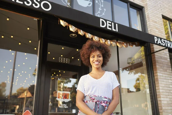 Ragazza in piedi fuori caffè — Foto Stock