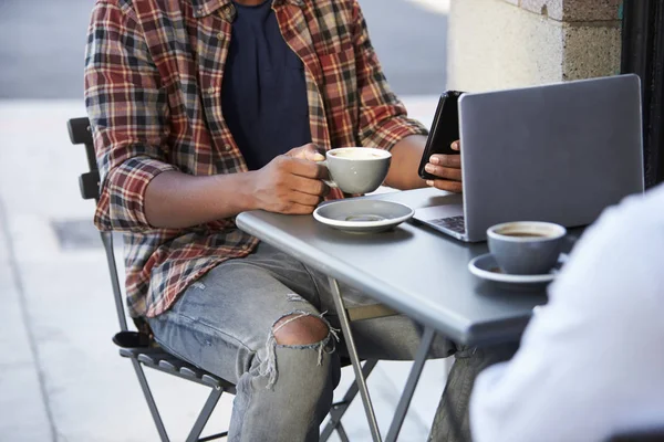 Мужчины, сидящие на улице в кафе — стоковое фото