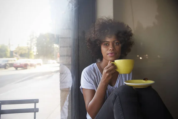 Жінка тримає каву в руці — стокове фото