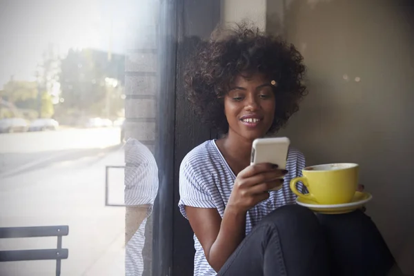 Mujer usando smartphone —  Fotos de Stock