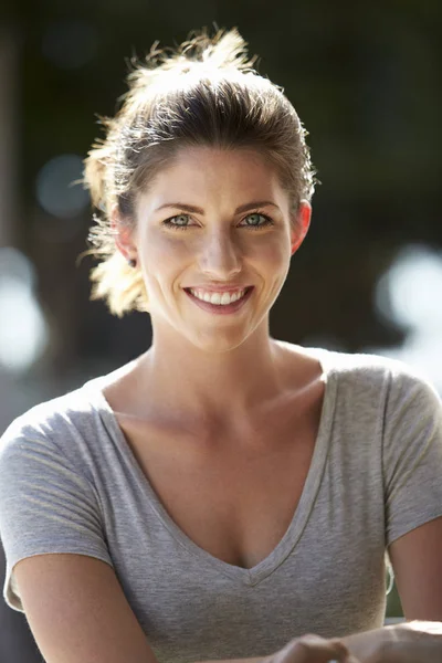 Joven mujer sonriente — Foto de Stock