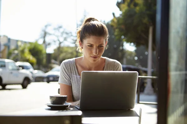 Vrouw met laptop buiten in café — Stockfoto