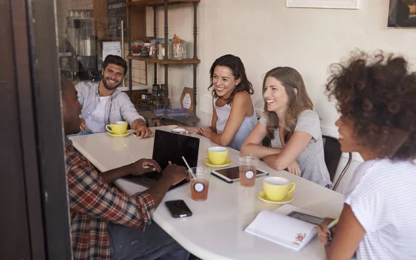 Jóvenes amigos pasando el rato en la cafetería —  Fotos de Stock